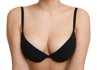 Beyaz arka planda güzel sutyen giyen kadın, yakın plan.