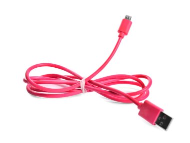 Pembe USB şarj kablosu beyaza izole edildi
