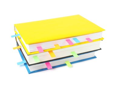 Beyaz üzerine renkli sekmeleri olan kitaplar