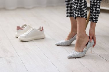 Sandalyede ayakkabılarını değiştiren kadın, yakın plan.