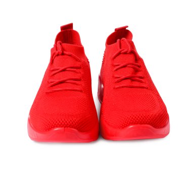 Beyaza izole edilmiş bir çift kırmızı spor ayakkabı. Spor ayakkabılar.