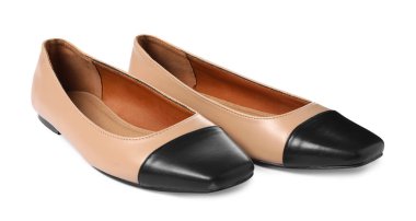 Beyaza izole edilmiş şık ayakkabılar.