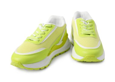 Beyaza izole edilmiş bir çift yeşil spor ayakkabı. Spor ayakkabılar.