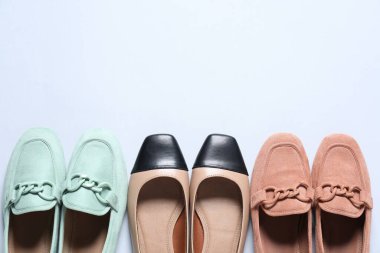 Beyaz arka planda farklı şık ayakkabılar, düz yatış. Metin için boşluk