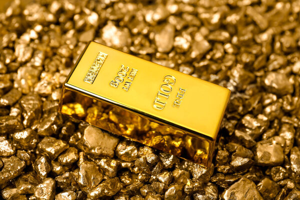 Золотые самородки и бар в качестве фона, крупным планом