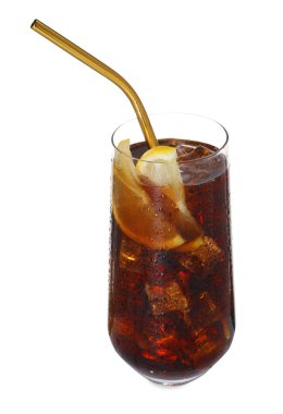 Kola, limon dilimleri, buz küpleri ve beyaz bardakta saman içerek tazeleniyor.