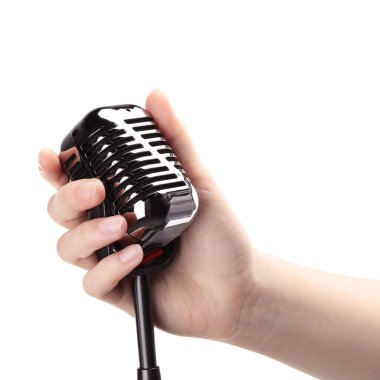 Beyaz arkaplanda mikrofonu olan şarkıcı, yakın plan