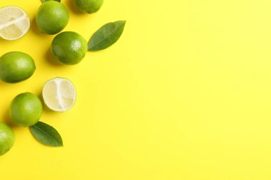 Sarı arka planda taze limon ve yapraklar. Metin için boşluk