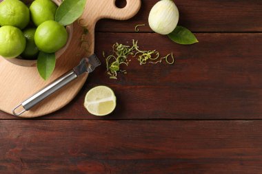 Limon tadı, zester, yapraklar ve tahta masada taze meyveler, düz yatak. Metin için boşluk