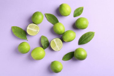 Menekşe arkaplanda taze limon ve yapraklar