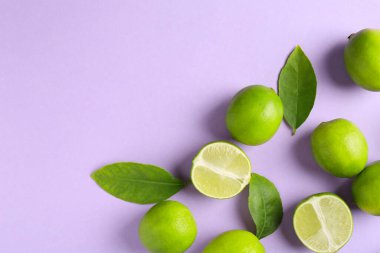 Menekşe arkaplanda taze limon ve yapraklar. Metin için boşluk