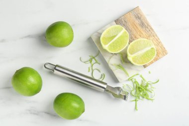 Limon tadı, taze meyve ve zester aleti beyaz mermer masa üzerinde, düz yatıyordu
