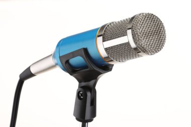 Beyaz arkaplanda mikrofonla dur, kapat