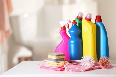 Banyodaki masada farklı deterjan ve temizlik malzemeleri var. Metin için boşluk