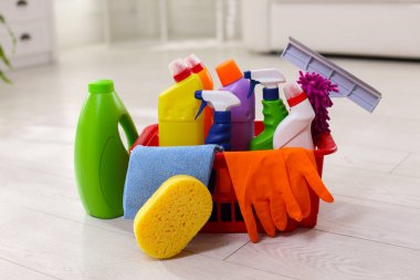 Yerdeki temizlik ürünleri ve malzemeler farklı.