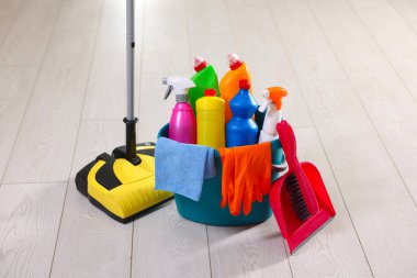 Yerdeki temizlik ürünleri ve malzemeler farklı.