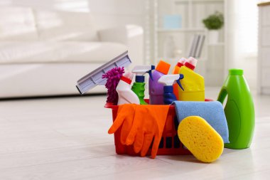 Kapalı alanda farklı temizlik ürünleri ve malzemeler, metin için yer