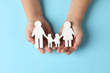 Açık mavi arka planda aile bireyi, üst görünüm