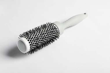 Kuaför aleti. Beyaz arkaplanda yuvarlak fırça