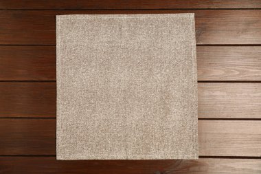 Gri peçete ahşap masada, üst manzara