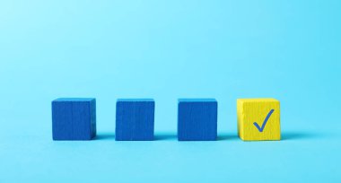 Açık mavi arkaplanda işaretli sarı bir küp