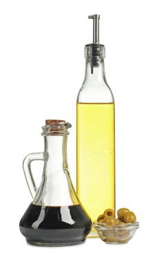 Salata sosları ve beyaz zeytinler.