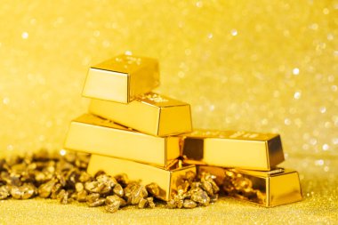 Renkli arka planda altın külçeler ve külçeler, yakın plan. Metin için boşluk