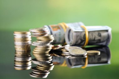 Ayna yüzeyinde dolar banknotları ve paralar, yakın plan.