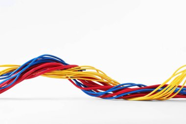 Birçok renkli elektrik kablosu beyaza izole edilmiş.