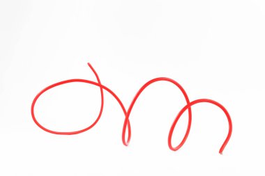 Beyaz üzerine izole edilmiş bir kırmızı elektrik kablosu