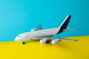 Renkli arka planda bir uçak modeli, yakın plan