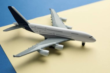 Renkli arka planda bir uçak modeli, yakın plan