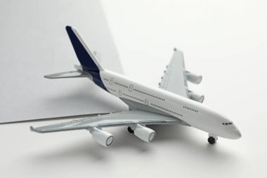 Renkli arka planda bir uçak modeli, yakın plan