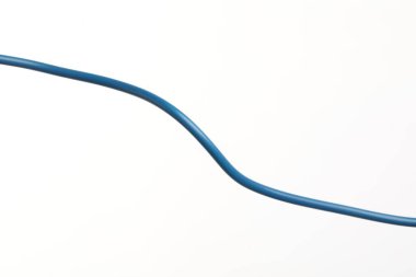 Beyaz arkaplanda mavi bir elektrik kablosu