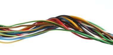 Beyaz arka planda birçok renkli elektrik kablosu