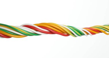 Beyaz arka planda birçok renkli elektrik kablosu