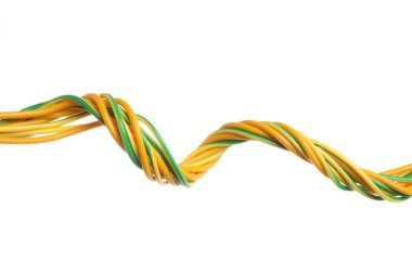 Beyaz arka planda birçok renkli elektrik kablosu