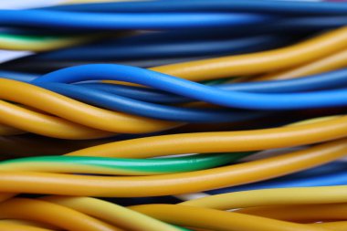 Arka plan olarak birçok renkli elektrik kablosu, yakın plan