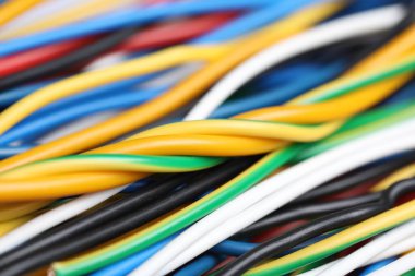 Arka plan olarak birçok renkli elektrik kablosu, yakın plan