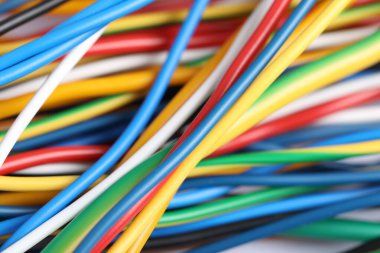 Arka plan olarak birçok renkli elektrik kablosu, yakın plan