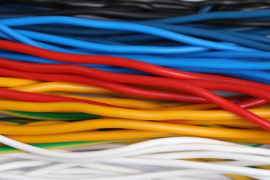 Arka plan olarak birçok renkli elektrik kablosu, yakın plan