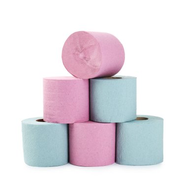 Beyaza izole edilmiş renkli tuvalet kağıdı yığını