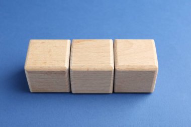 Mavi arkaplanda boş tahta küpler, yakın plan