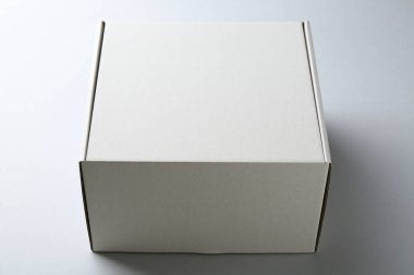 Beyaz arka planda boş bir karton kutu, yakın plan. Tasarım için model