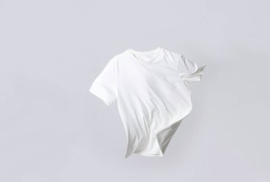 Beyaz arka planda havalı bir tişört.