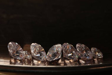 Metal tepside güzel parlak taşlar. Metin için boşluk