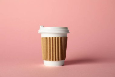 Pembe arka planda kağıt bardak. Tasarım için model