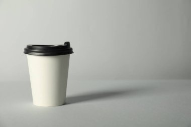 Gri kapaklı kağıt bardak. Tasarım için model