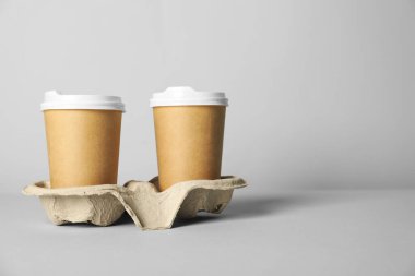 Gri arkaplan kapaklı kağıt bardaklar. Tasarım için model