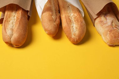 Sarı arka planda taze baget torbaları, yakın plan. Metin için boşluk